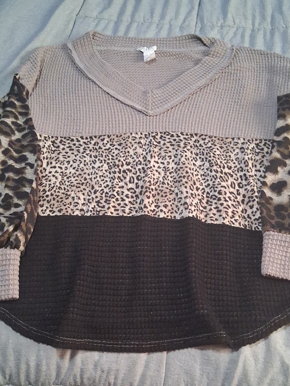 Womens V-Neck Colorblock Leopard Knit Top - Taupe/Black